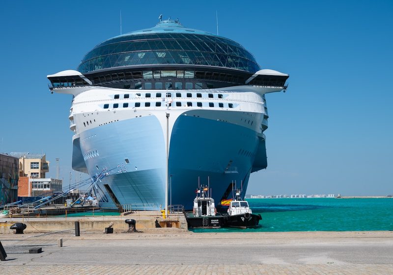 Nave da crociera ormeggiata in porto: guida alla scelta della certificazione GMDSS