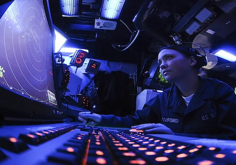 Operatore al radar in una sala di controllo con luce blu: la sezione simulatori GMDSS Italia