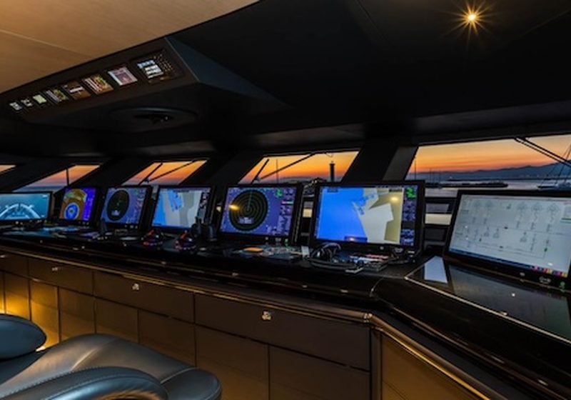 Plancia di una nave al tramonto con stazione radio GMDSS: il Corso GOC per tutte le aree