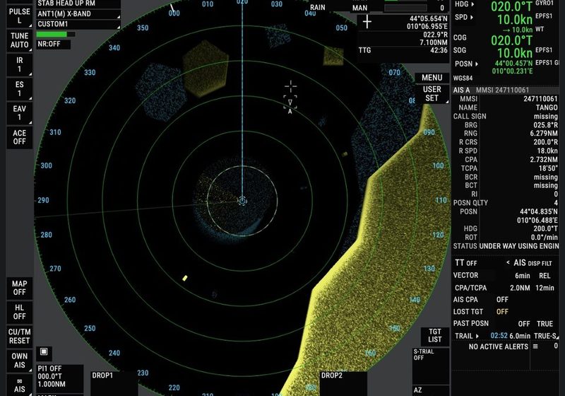 Schermo del simulatore radar ARPA FURUNO FAR-2228 con costa e bersagli: reparto simulazione corsigmdss.it