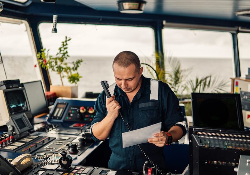 Ufficiale alla radio VHF in plancia: l'esperienza di un allievo all'esame GMDSS LRC in remoto