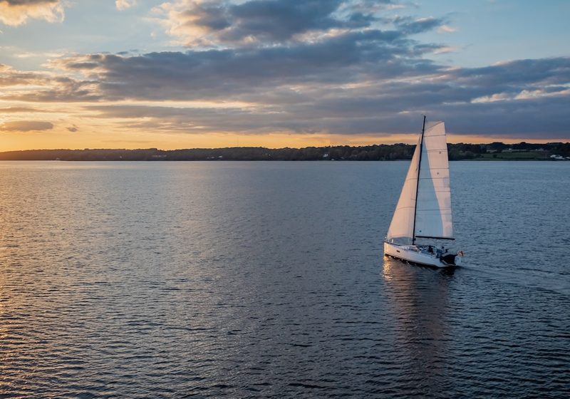 Barca a vela al tramonto in navigazione d'altura: il Corso LRC per il diporto oceanico