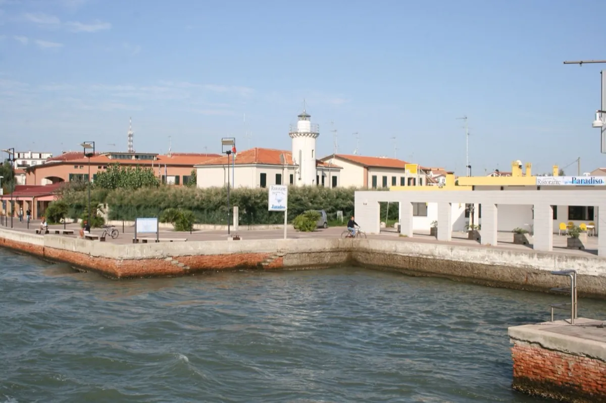 Il faro bianco di Porto Garibaldi visto dal porto canale