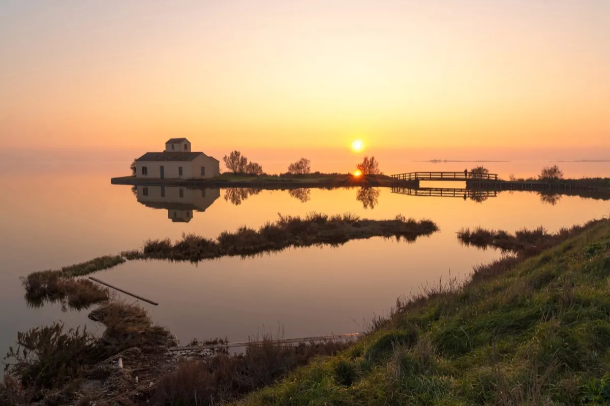 Il casone Donnabona al tramonto nelle Valli di Comacchio
